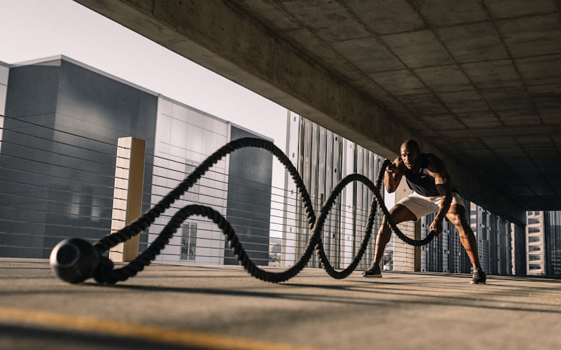 哈兰德荣获英超金靴奖后接受采访的新闻图片